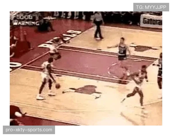 详细解读NBA篮球运球变向规则中如何判定翻腕违例